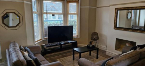 Large Three Bedroom Apartment with Roof Terrace Near City Centre